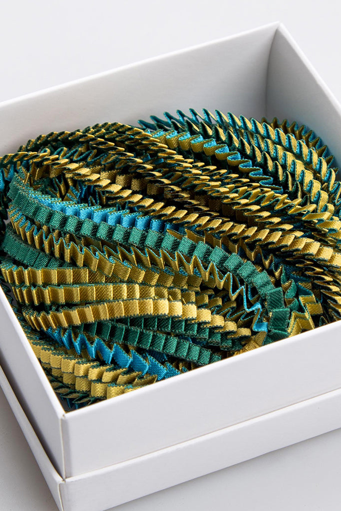 Essilp olijfgroene veelkleurige stoffen ketting