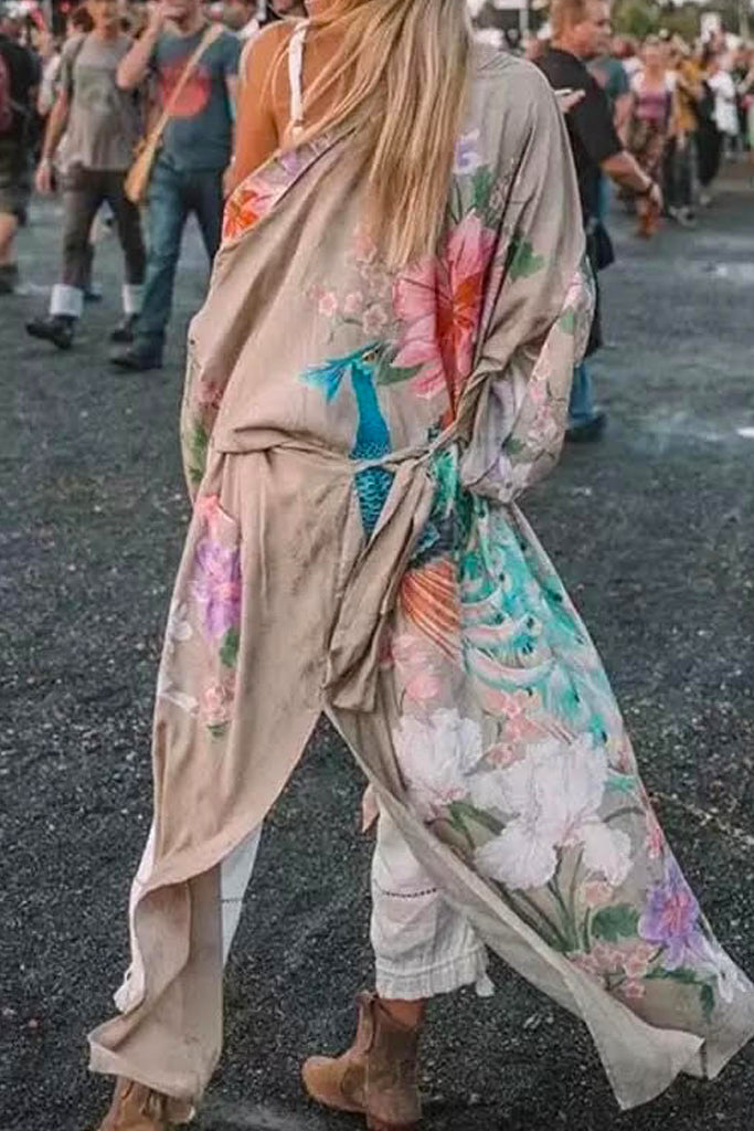 Bloeiende bedrukte kimono